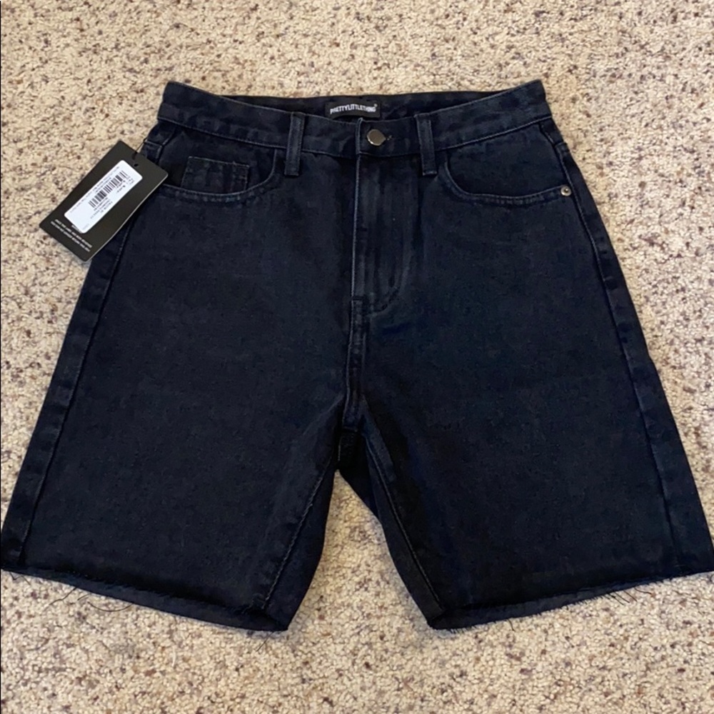 Prettylittlething Black denim shorts